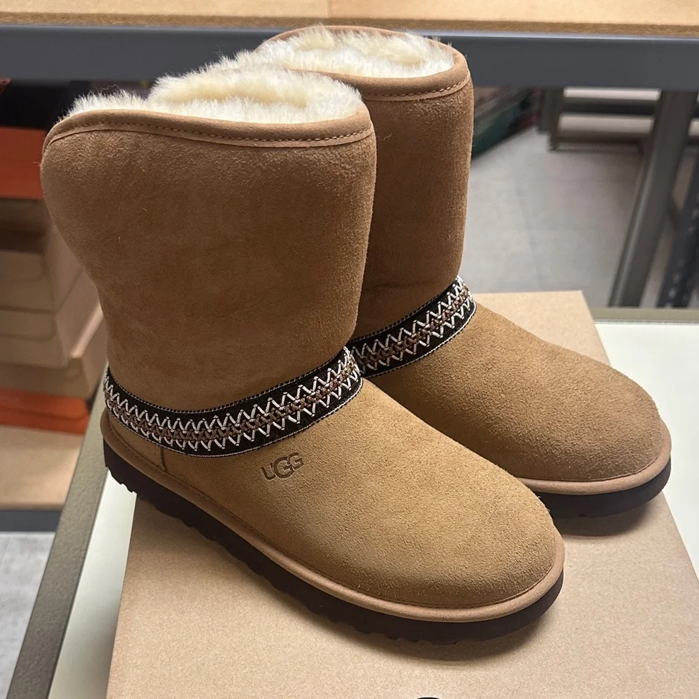 UGG Womens Chestnut Shearling-Lined Classic Short Boots